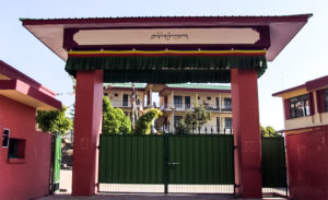 被困尼泊尔流亡藏人抵达印度