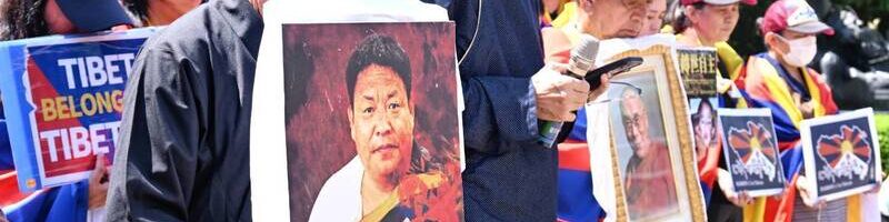 “以身为炬”控诉中共灭藏 在台藏人赴中国银行抗议